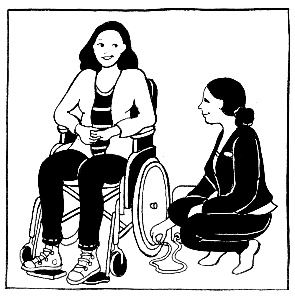 Tecknad bild på två kvinnor, Den ena kvinnan sitter på huk och pumpar den andra kvinnans däck på rullstolen. Illustration Majsan Sundell..