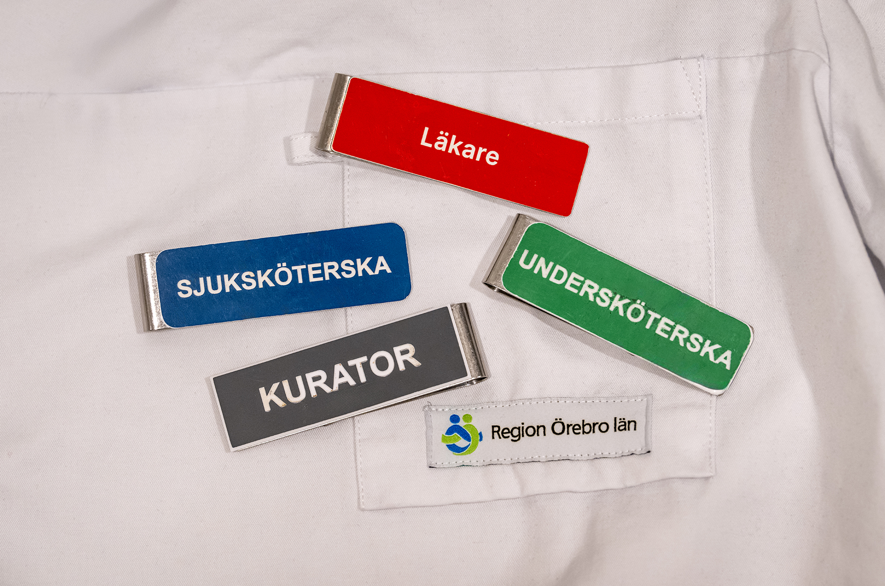 Bild på olika namnskyltar över professioner