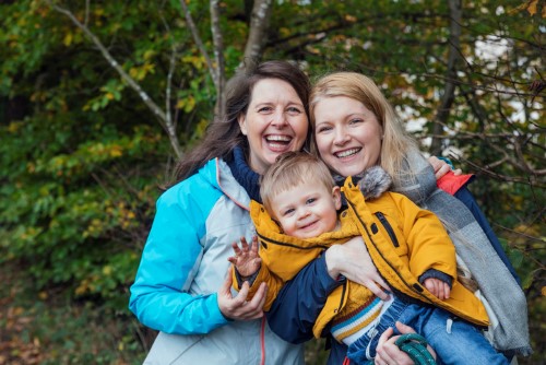 Två mammor med bebis