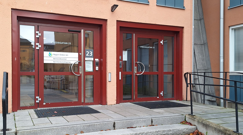 Entré till mottagningen på Fredsgatan 23, Olaus Petri vårdcentral