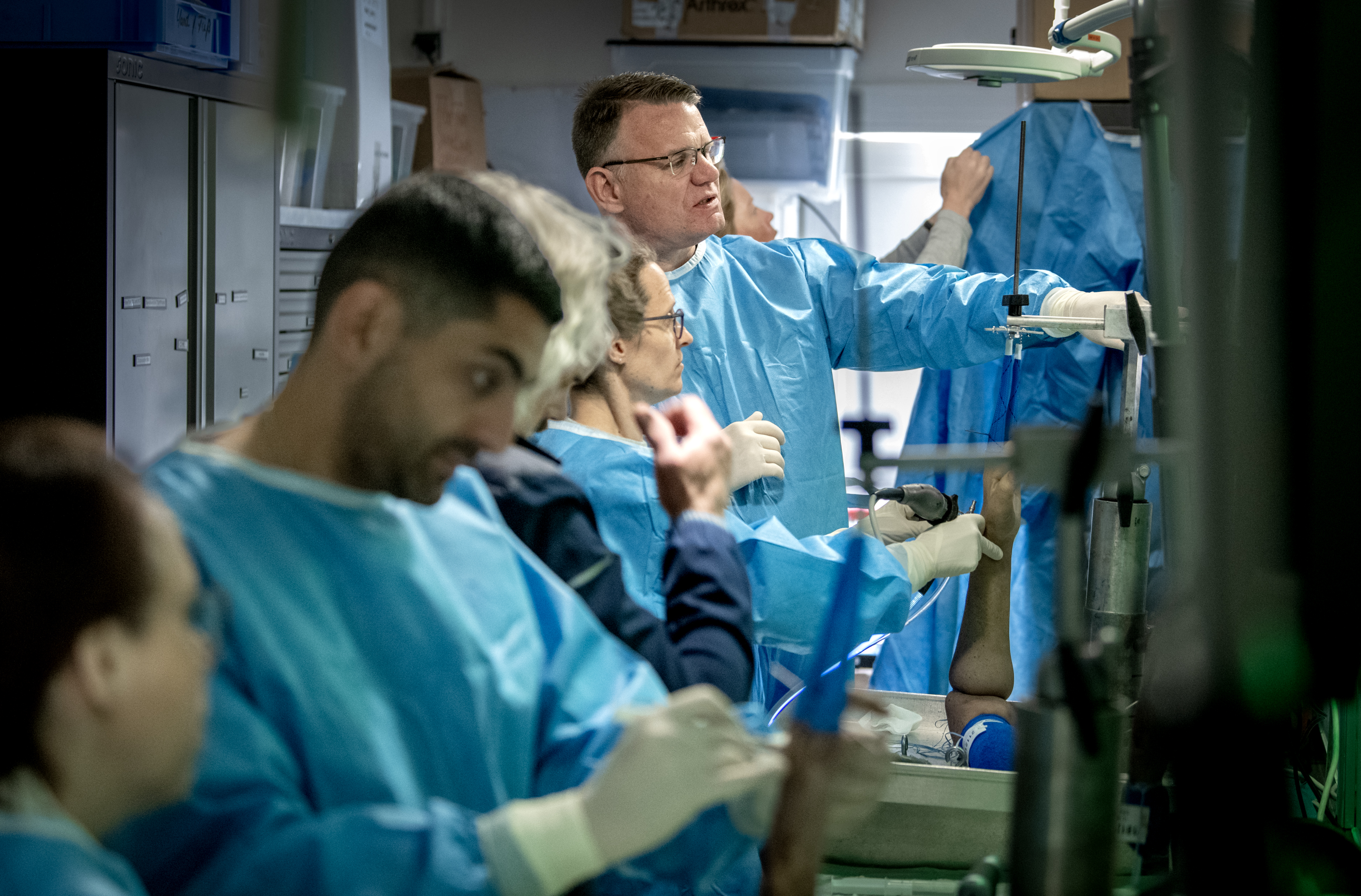 Handkirurger övar operationstekniker