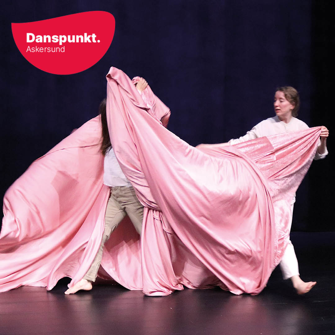 Två dansare i rosa tyg, Spöken