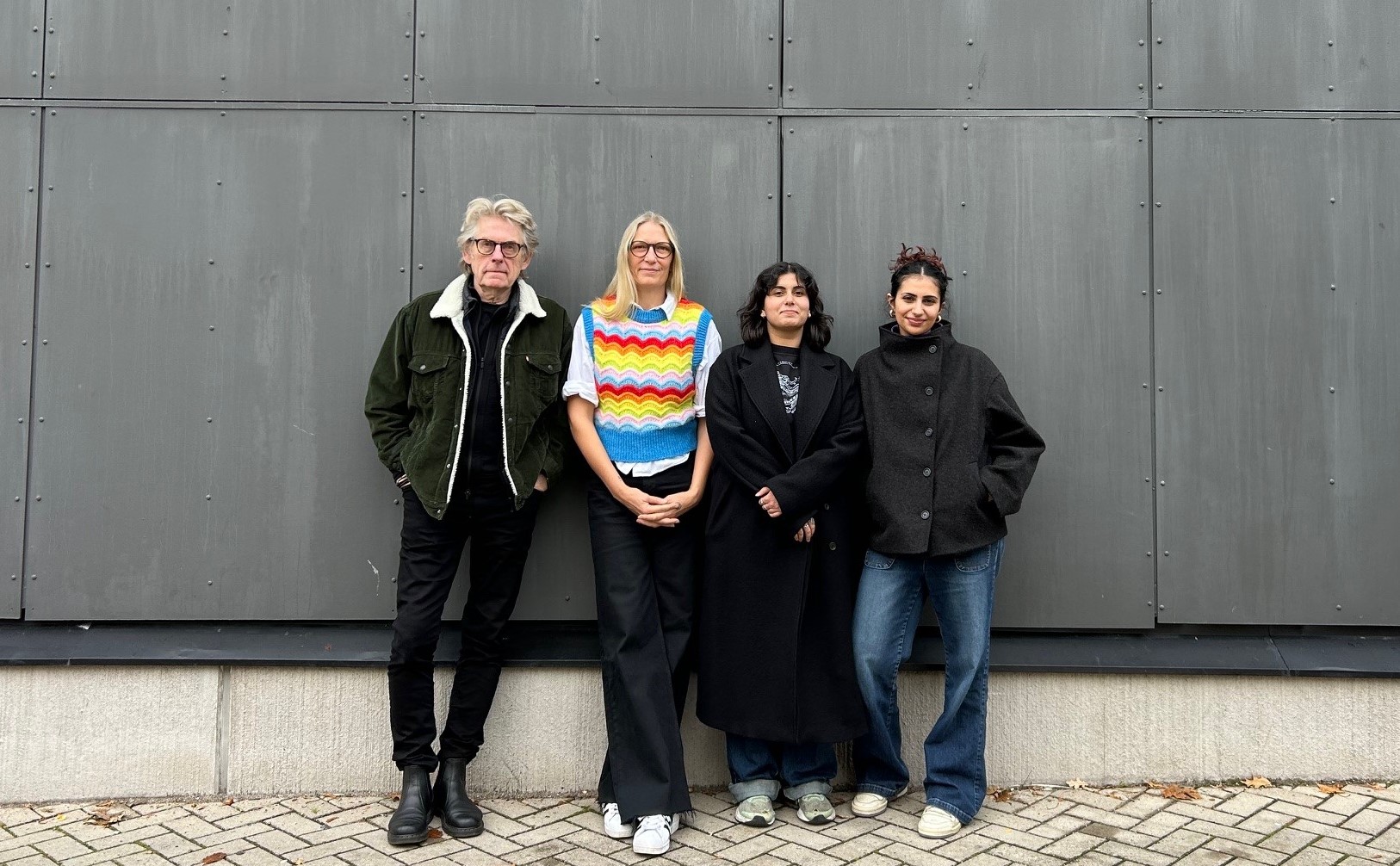 Jury till skrivtävlingen Writeit uppradad, fyra personer står bredvid varandra och kollar in i kameran.