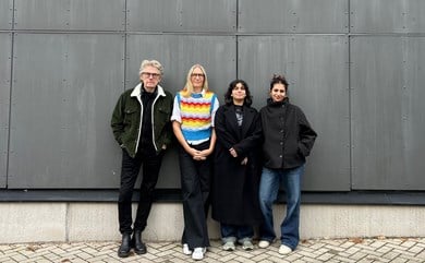 Jury till skrivtävlingen Writeit uppradad, fyra personer står bredvid varandra och kollar in i kameran.
