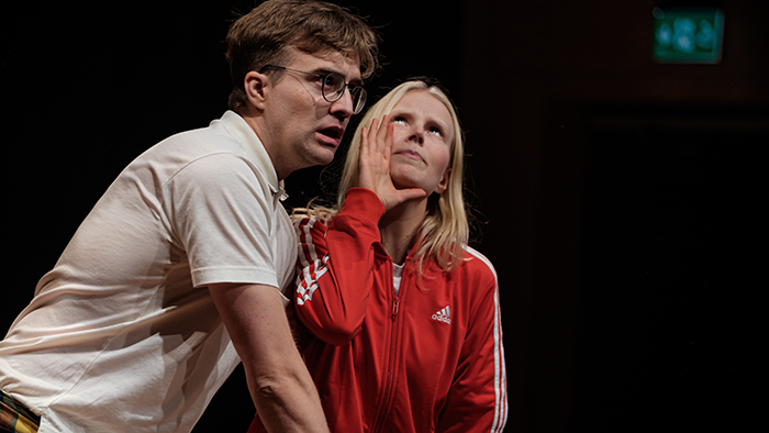 Två personer står på scen