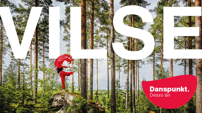 Dansare röda byxor och röd sjal gör en pose på en sten i skogen. Texten VILSE i stora bokstäver ovanför. En röd färgpunkt med texten Danspunkt Örebro län