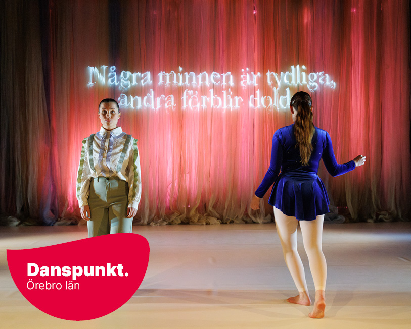 Två dansare den ena vänd mot publiken, den andra går bortåt. Text projiceras på rött draperi bakom scenen: Några minnen är tydliga, andra förblir dolda