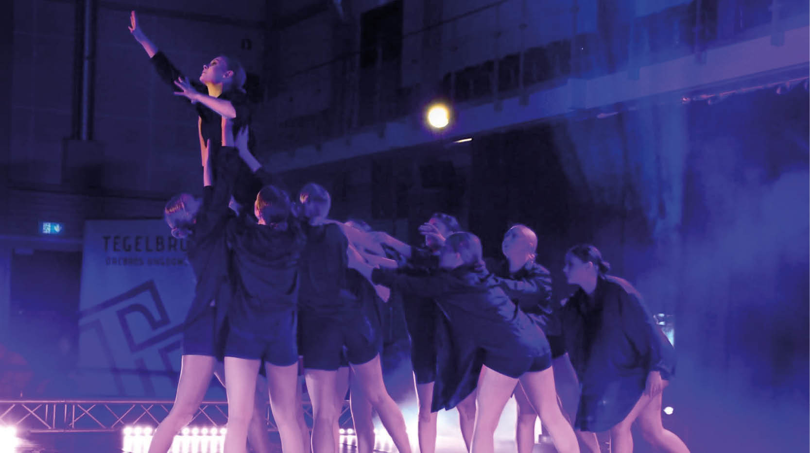 En grupp med unga dansare uppträder på en scen
