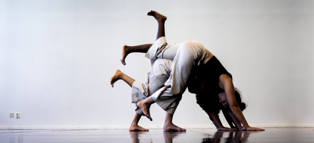 Petricore movement, en varelse formas av tre dansare