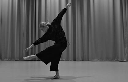 Sigrid Söderberg i danspose på ett ben med utsträckta armar