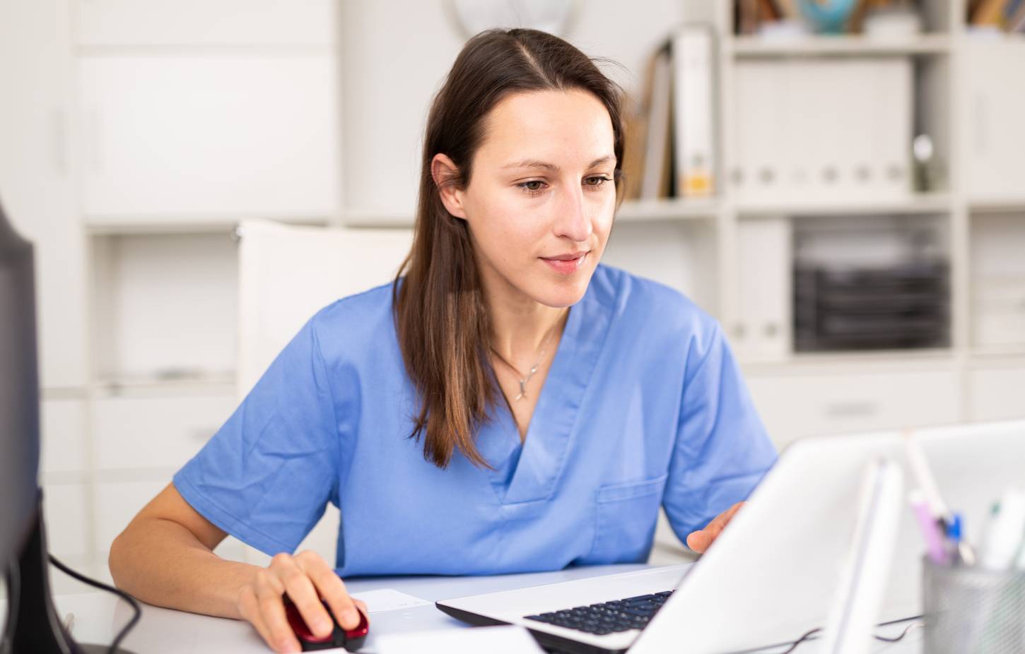 Kvinnlig läkare framför en dator