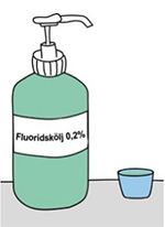 En grön flaska med fluorsköljning 0,2 % och en mugg.