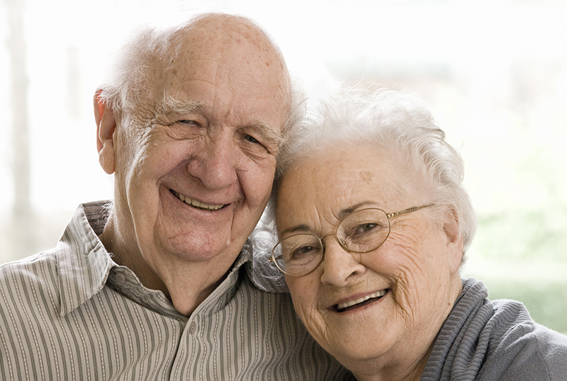 En äldre man och en äldre kvinna lutar sig mot varandra.
