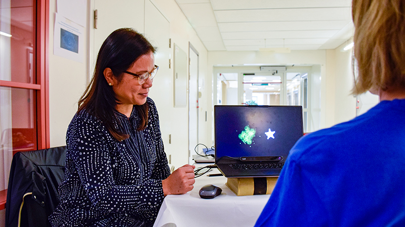 Forskaren Helen Lindner utför ett dataspelstest med hjälp av ögonstyrningsteknik.