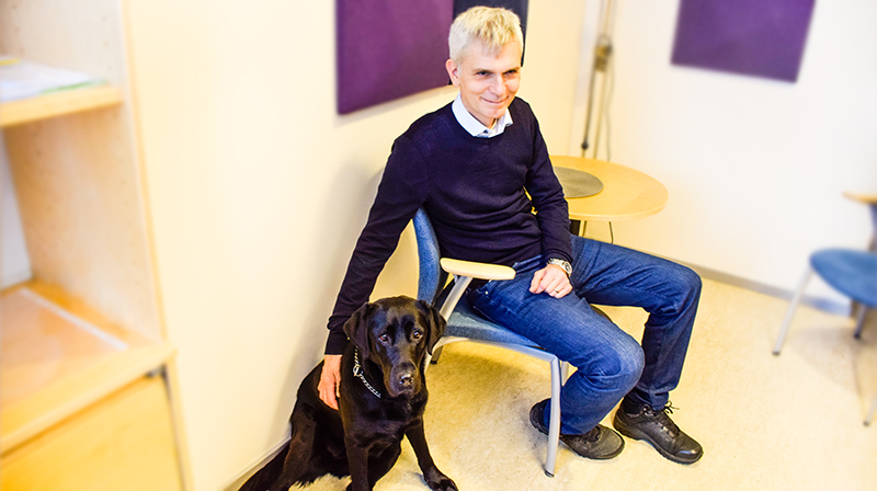 Forskaren Mattias Ehn med sin ledarhund. 
